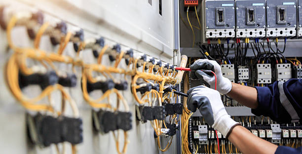 Professional Electrician technician working in Dexter, MO